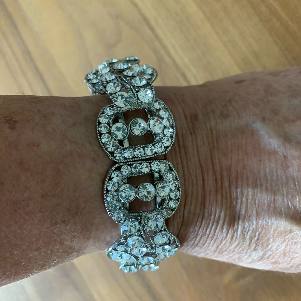 EUC Sparkling Rhinestone Bracelet. Hinged design, easy on & off. Stones intact.